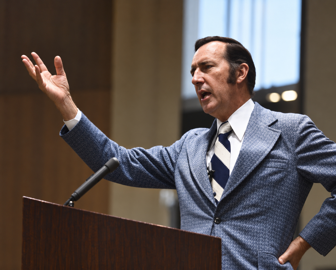 Derek Prince achter een lessenaar