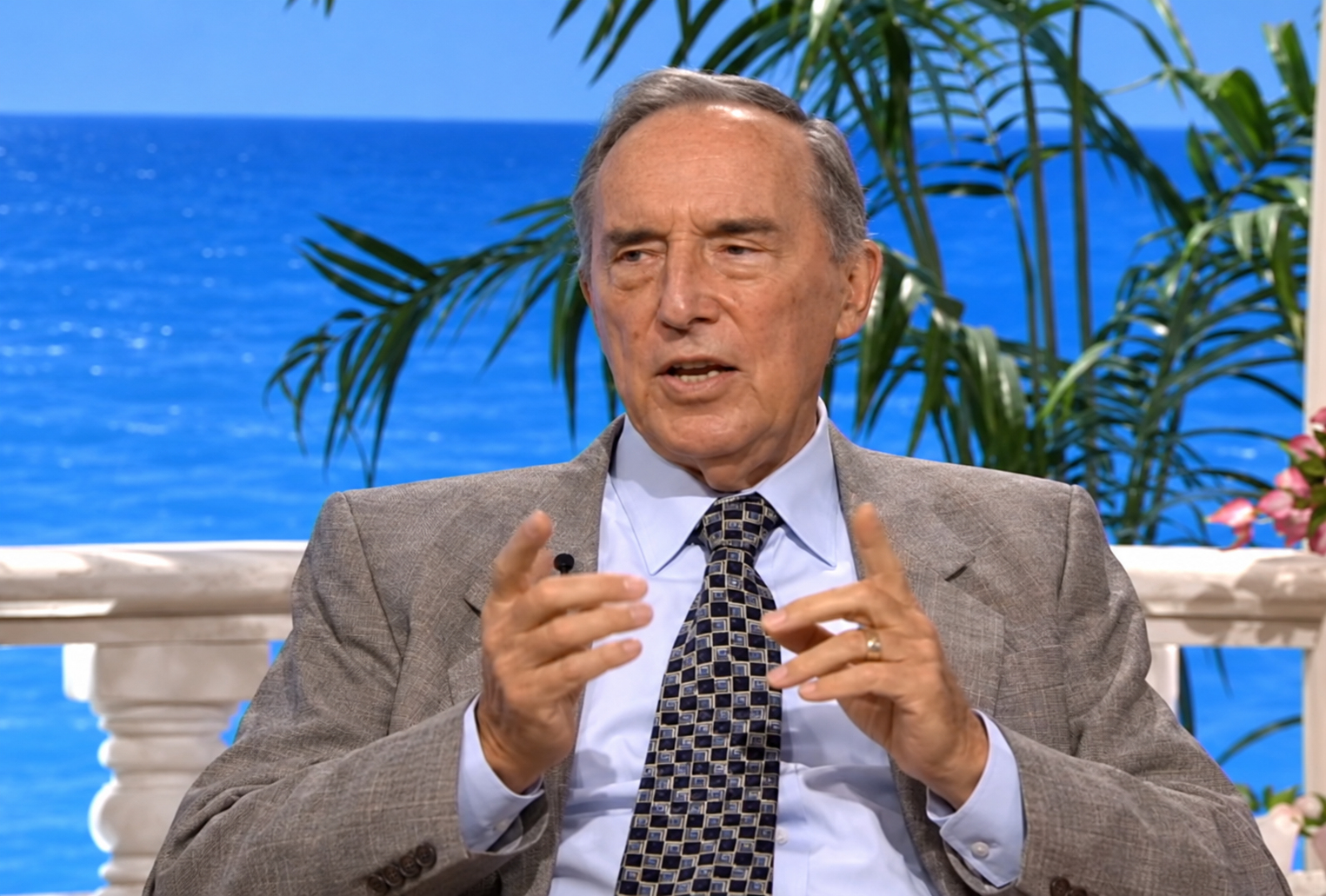 Derek Prince spreekt met opgeheven handen