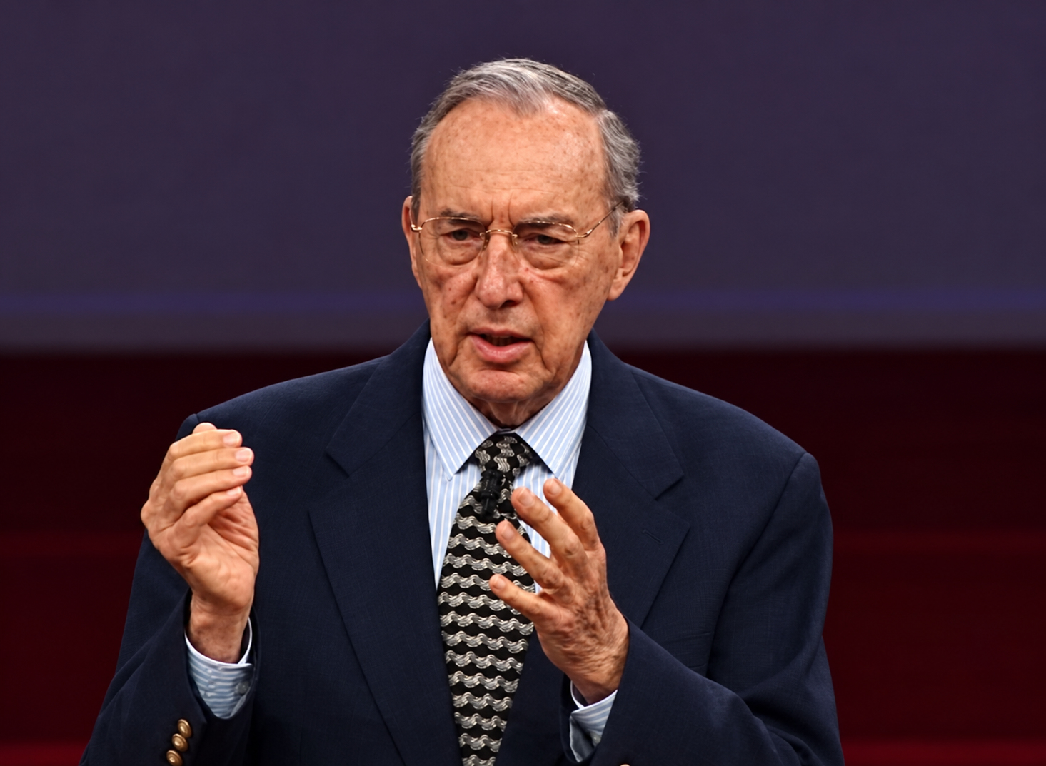 Derek Prince onderwijst met opgeheven handen