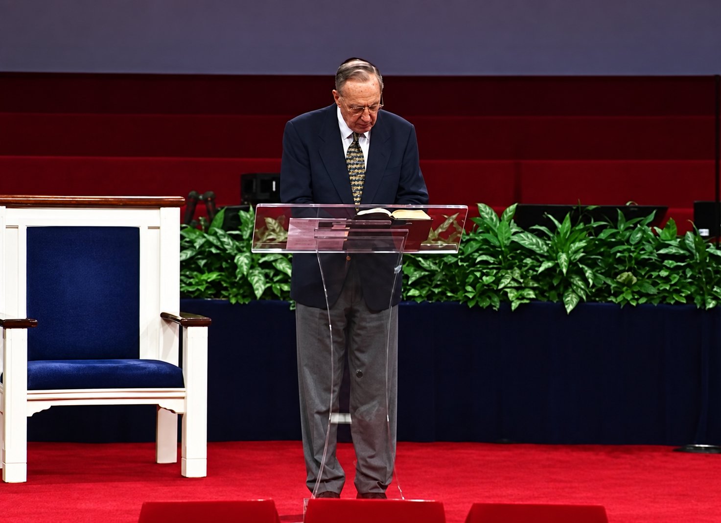 Derek Prince achter een katheder tijdens een conferentie