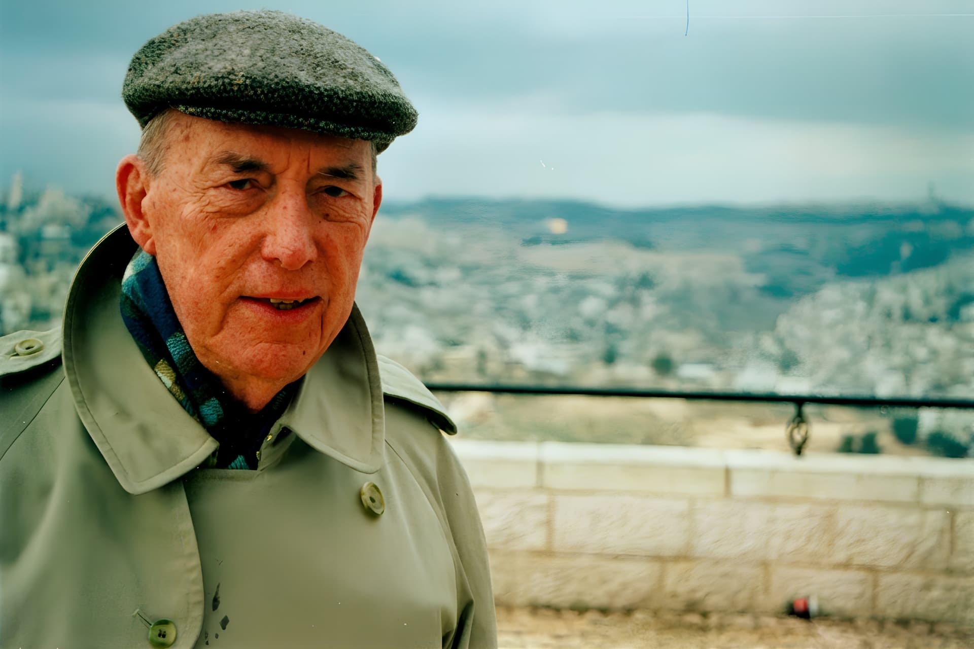 Derek Prince in een bergachtig landschap